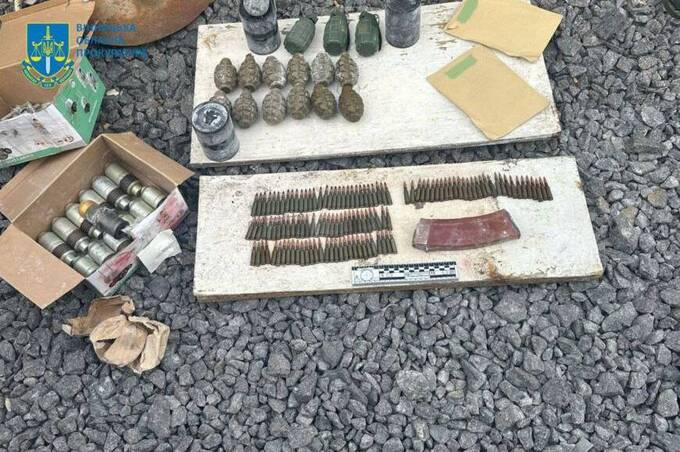 Гранати, підривачі, боєприпаси: житель Бершаді облаштував у дворі військовий склад

