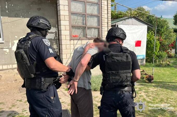 На Вінниччині затримали чоловіка, який під час похорону воїна загорнувся у прапор РФ

