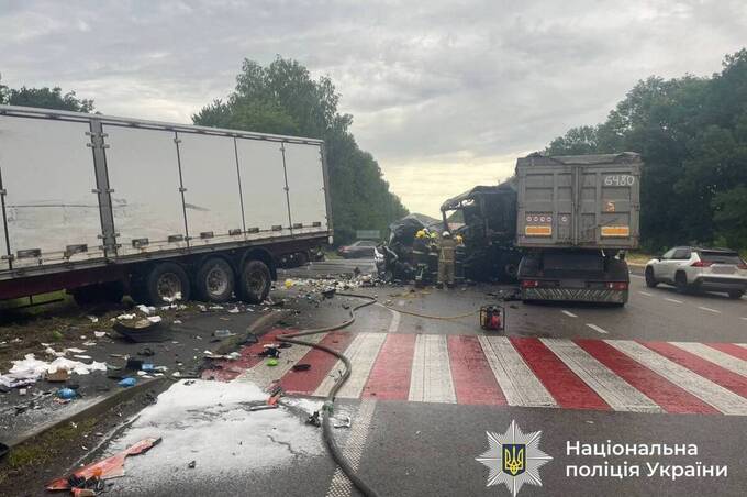 Жахлива ДТП на Вінниччині: зіткнулися дві вантажівки та мікроавтобус, є загиблі
