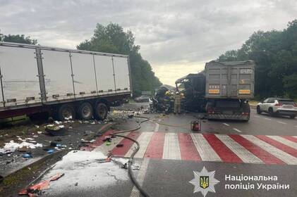 Жахлива ДТП на Вінниччині: зіткнулися дві вантажівки та мікроавтобус, є загиблі