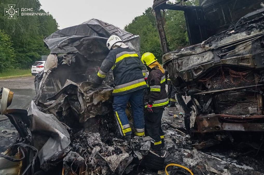 Рятувальники ДСНС ліквідували наслідки смертельної ДТП на Вінниччині (ФОТО)