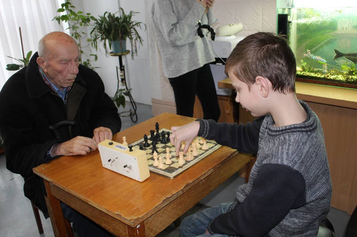«Хід конем». Юні гросмейстери зіграли в шахи з підопічними Вінницького обласного пансіонату для людей з інвалідністю та осіб похилого віку