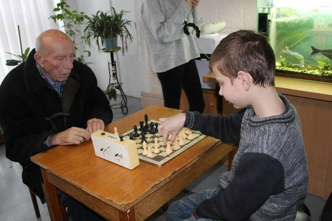 «Хід конем». Юні гросмейстери зіграли в шахи з підопічними Вінницького обласного пансіонату для людей з інвалідністю та осіб похилого віку
