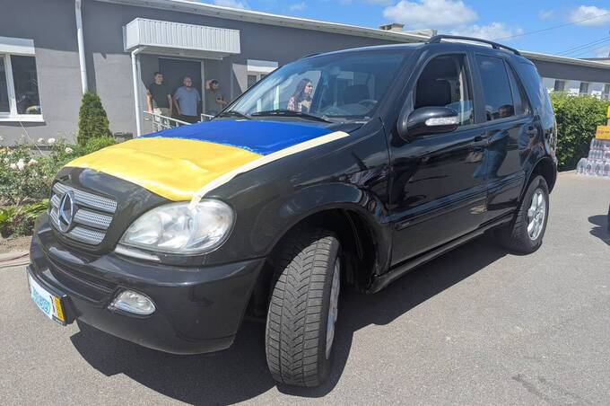 Вінницький ліцей №13 передав повнопривідний Mercedes на передову 