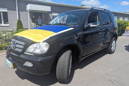 Вінницький ліцей №13 передав повнопривідний Mercedes на передову 