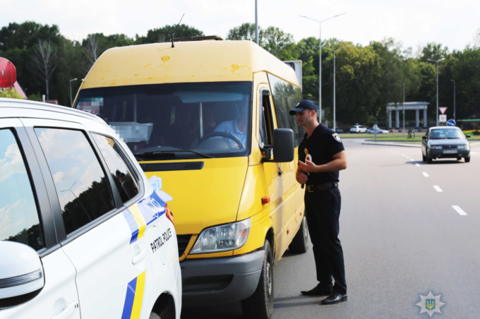 Які порушення виявляють поліцейські при перевірці пасажирських перевізників