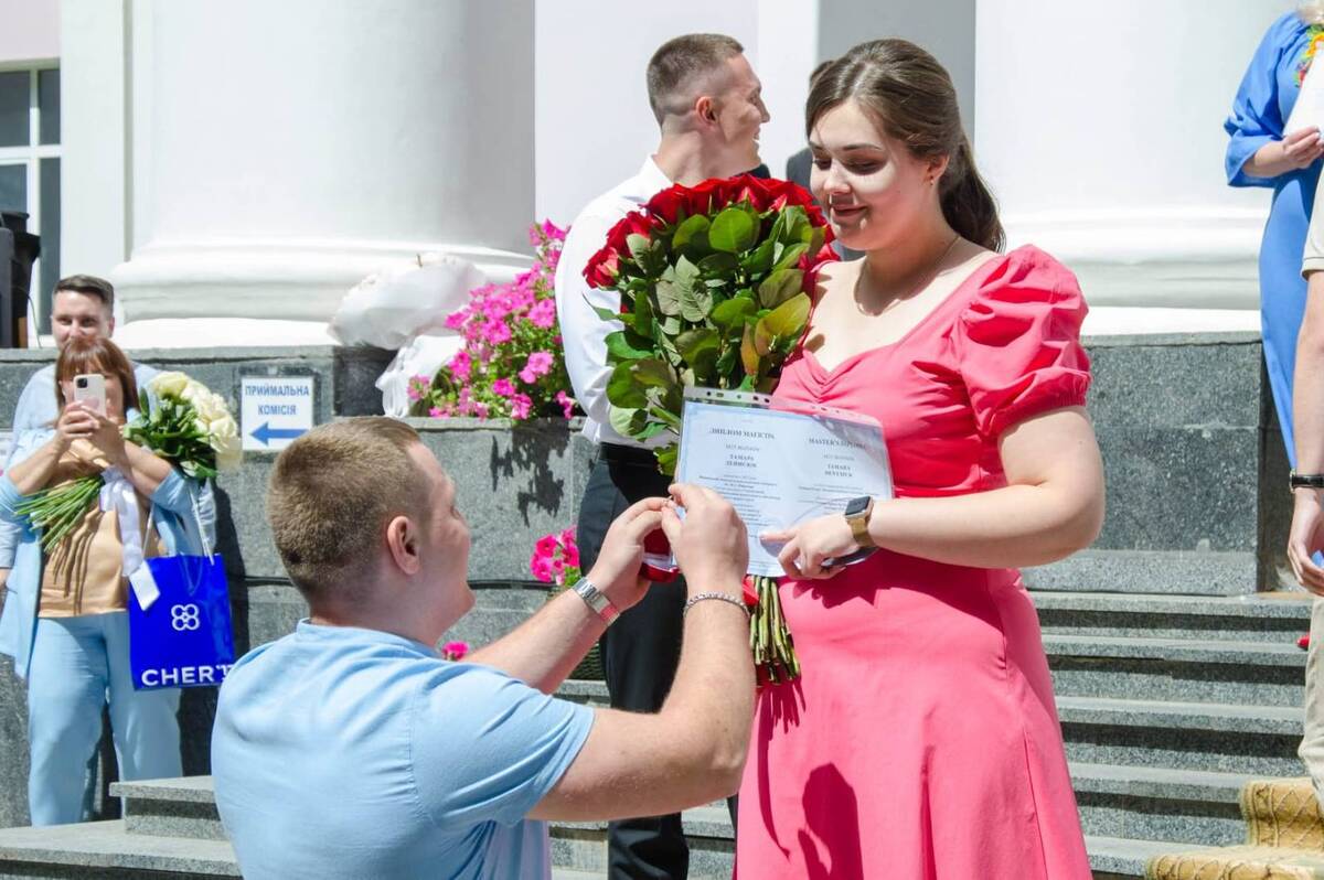 У Вінницькому медуніверситеті вперше за 104 роки хлопець освідчився коханій під час випуску (ВІДЕО)