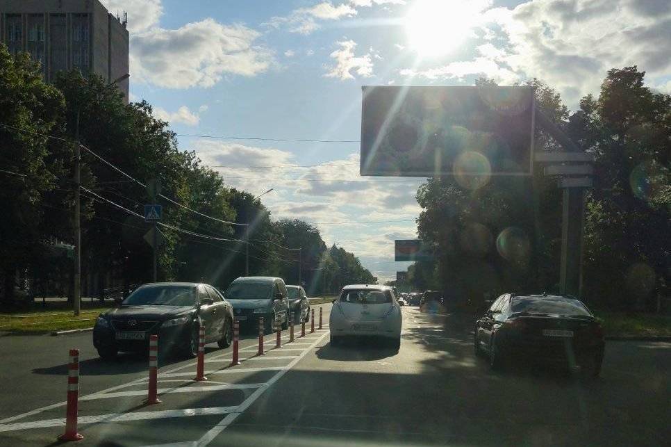 На Хмельницькому шосе встановили обмежувальні стовпчики: причина