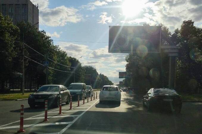 На Хмельницькому шосе встановили обмежувальні стовпчики: причина