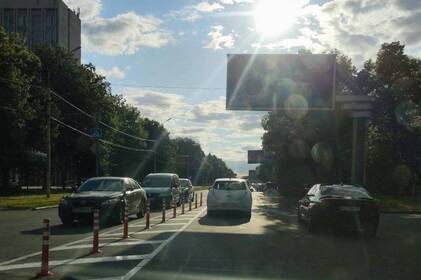 На Хмельницькому шосе встановили обмежувальні стовпчики: причина