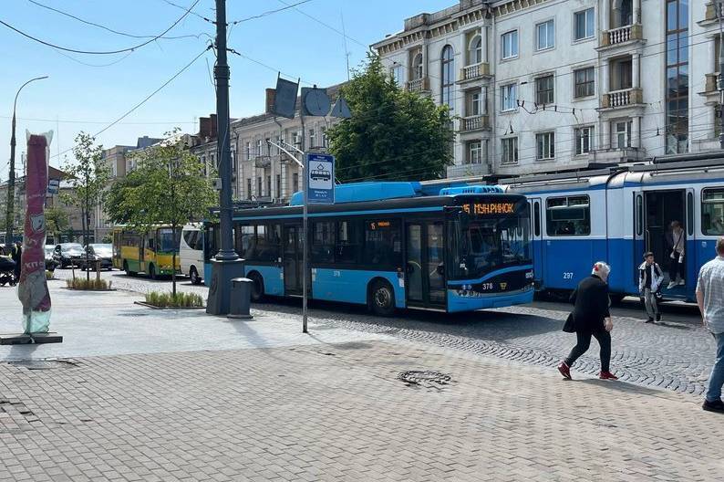 У центрі Вінниці об’єднали зупинки трамваїв і тролейбусів: з якою метою