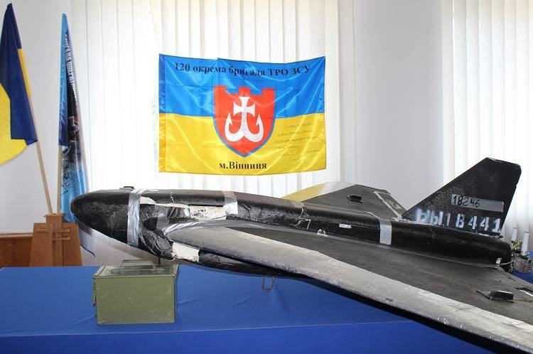 Військовослужбовці подарували збитий російський дрон Калинівській громаді (ФОТО)