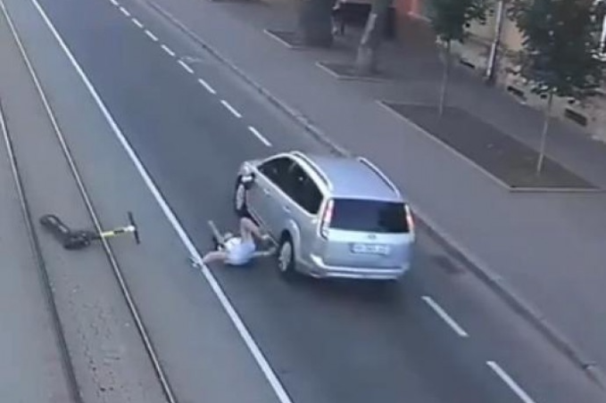 У Вінниці підліток на електросамокаті потрапив під колеса автівки (ВІДЕО)