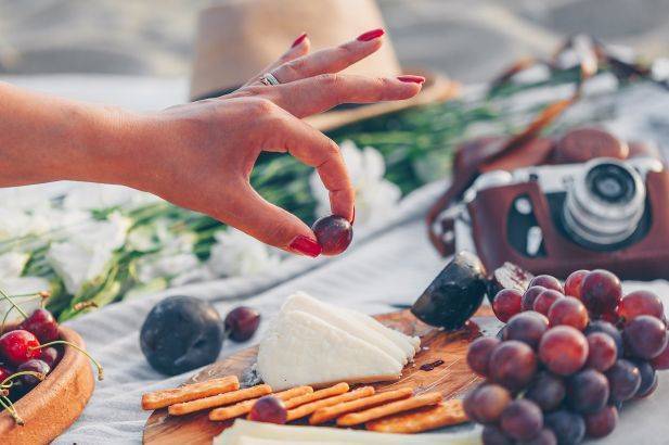Які продукти не можна брати на пляж, щоб не потрапити до лікарні