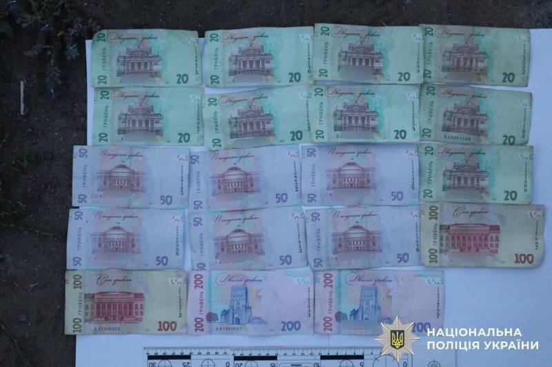 Застілля закінчилось грабежем: на Вінниччині чоловік побив жінку та пограбував її