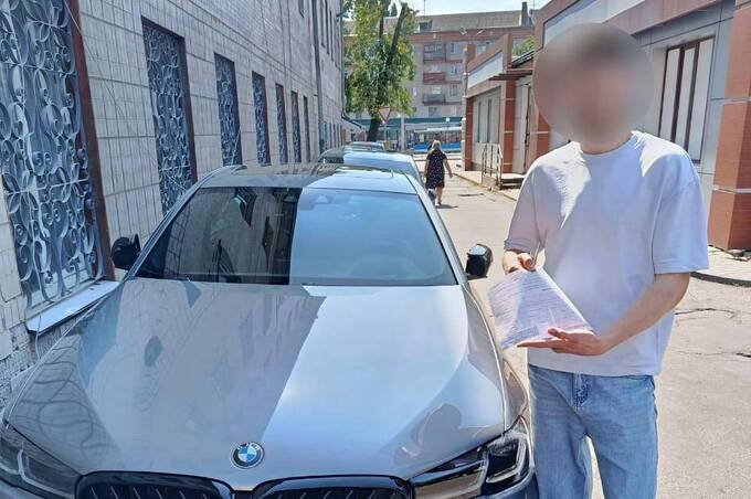 У Вінниці пасажири BMW вилізли на вікна авто під час їзди: поліція вже покарала водія