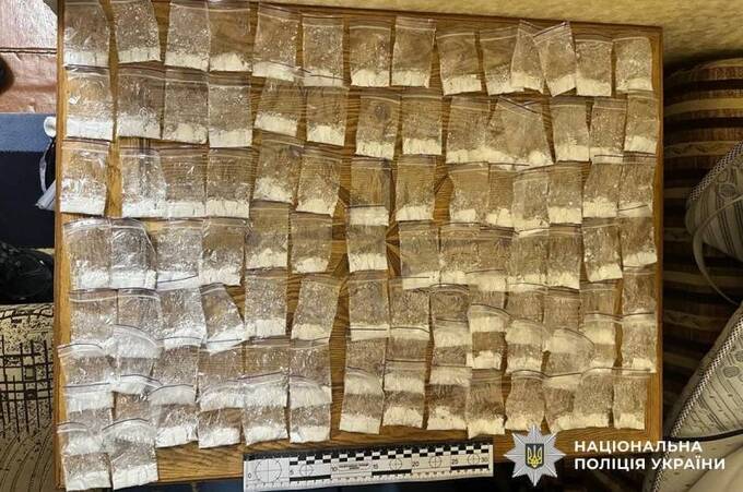 Закладки, ваги і 300 пакунків амфетаміну: у Вінниці викрили наркоторговця