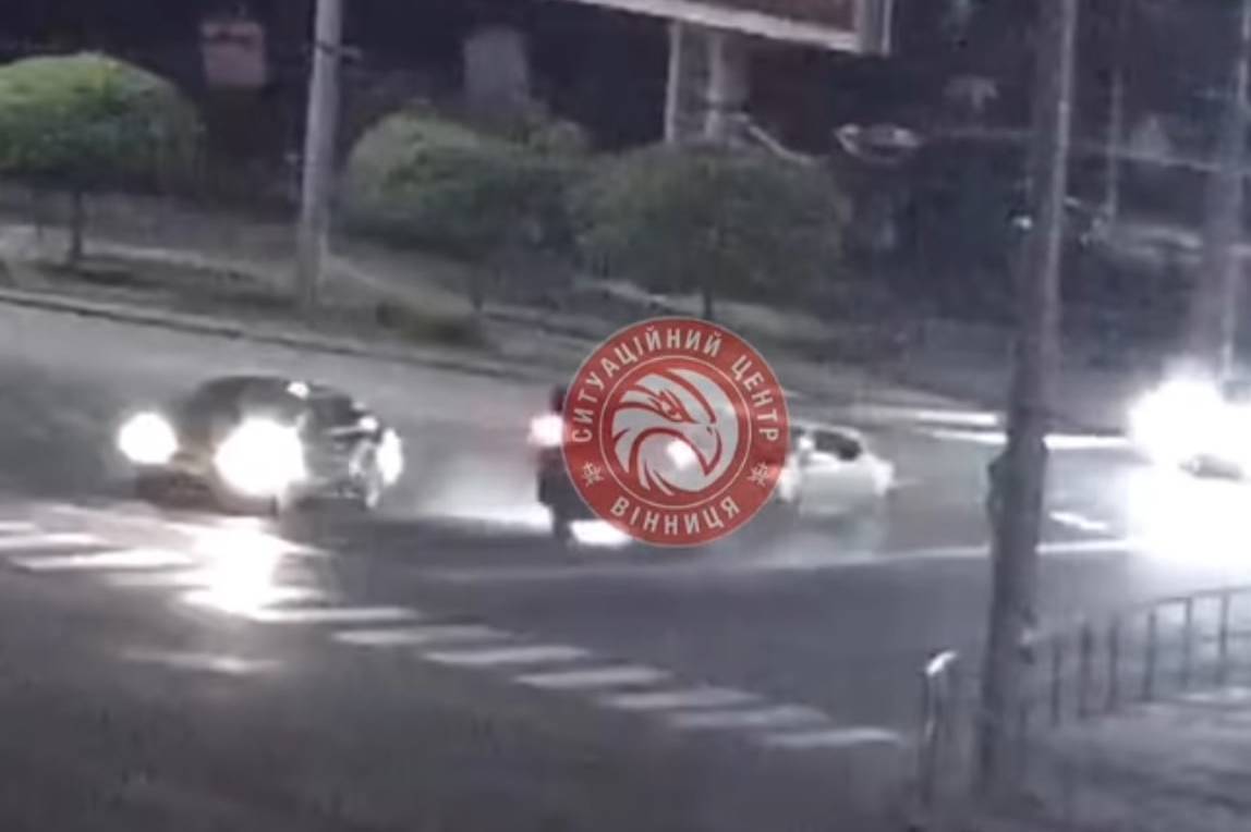 П’яний водій Mercedes виїхав на зустрічну і спричинив аварію у Вінниці (відео)
