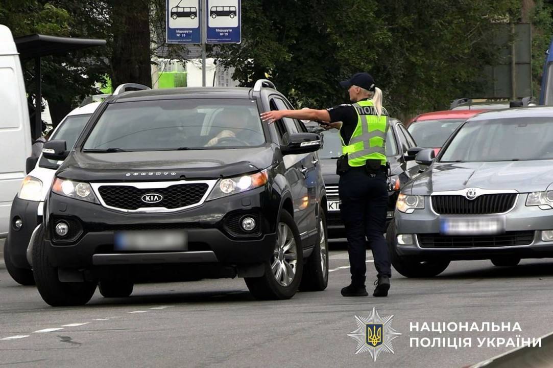 Ліквідація наслідків обстрілу триває: поліцейські здійснюють регулювання дорожнього руху 