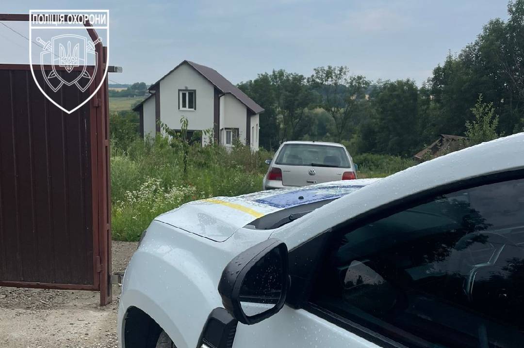 Жінка, підліток і пенсіонер вдерлися до чужого будинку на Вінниччині