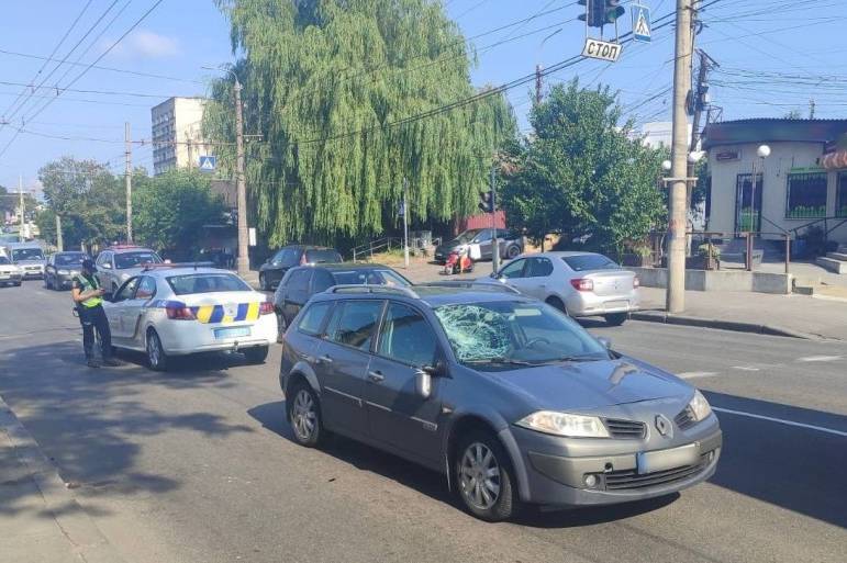 У Вінниці на переході авто збило пішохода: чоловік у лікарні
