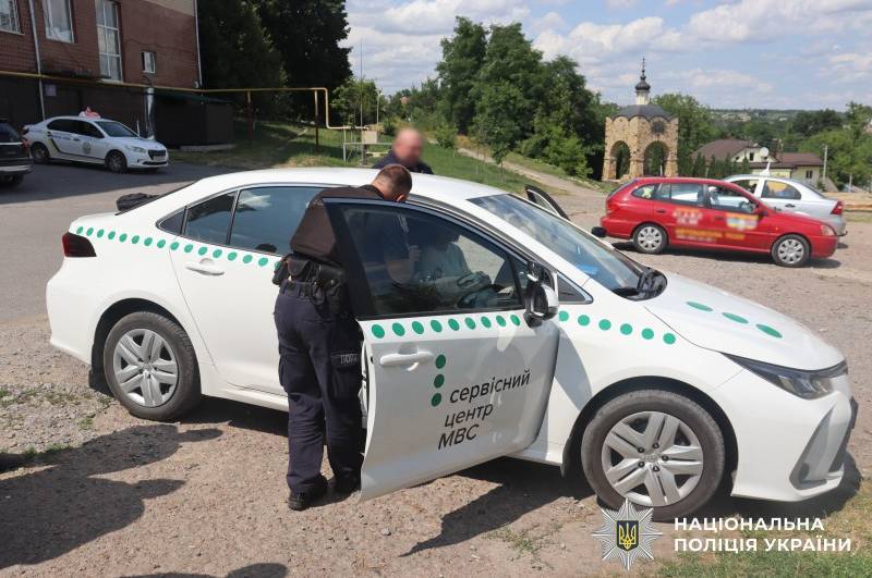 У Шаргороді дівчина намагалася підкупити екзаменатора за 300 доларів 