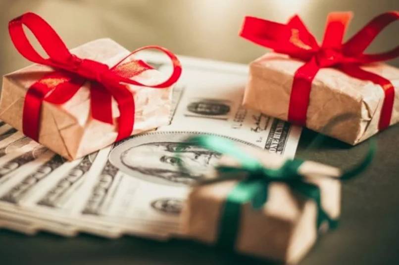 Українці мають платити податки навіть із подарунків: про які суми йдеться