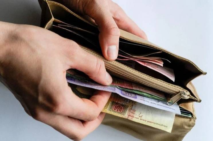 Середня зарплата в Україні за червень зросла майже на 2000 грн
