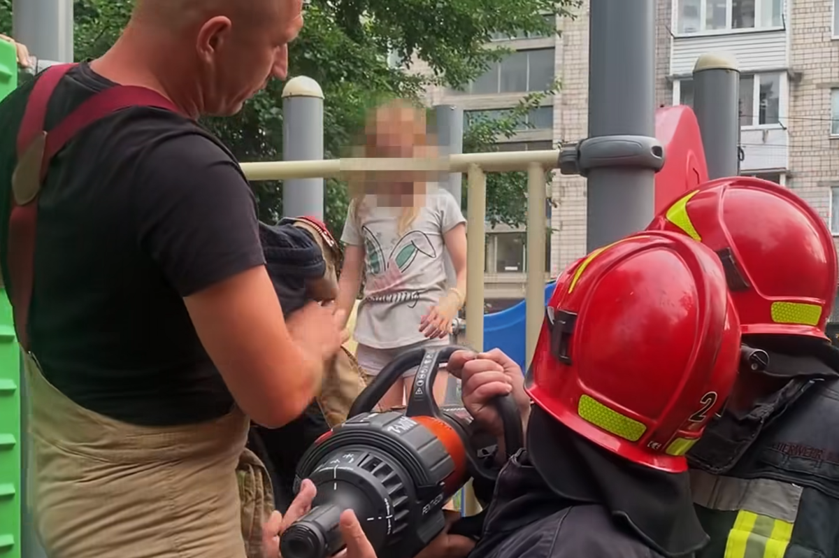 У Вінниці надзвичайники визволили дівчинку, яка застрягла на дитячій гірці (відео)