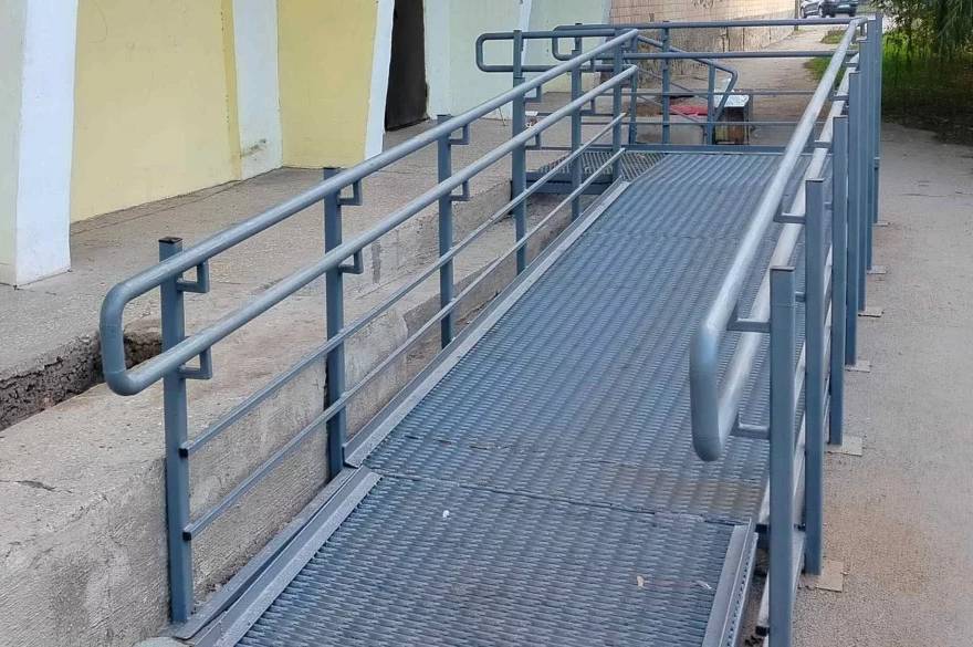 У Вінниці встановлюють пандус біля багатоповерхівки на Л. Лук'яненка, 58