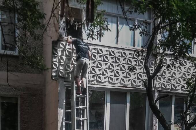 Надзвичайники знімали з балкона чоловіка, який намагався потрапити в квартиру