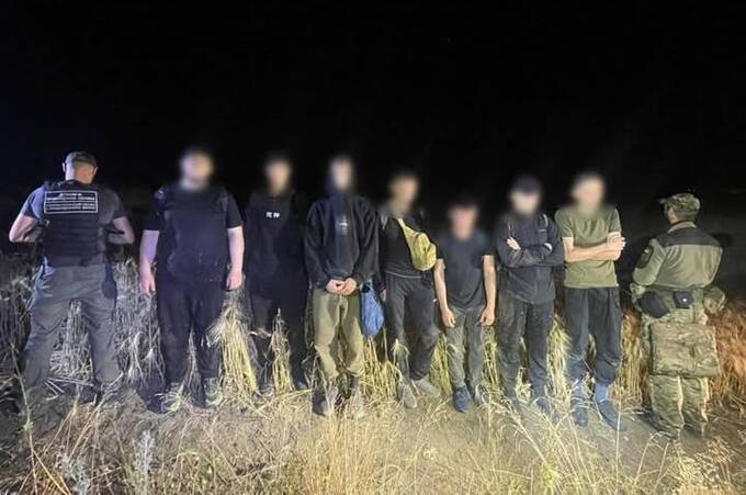 Прикордонники затримали групу чоловіків, які намагалися нелегально потрапити до Молдови