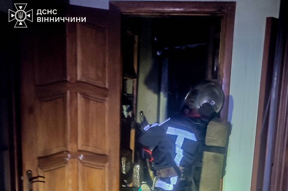 У Вінниці вночі горіла двоповерхова будівля: евакуювали дев’ять людей

