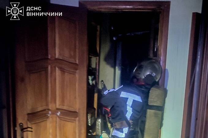 У Вінниці вночі горіла двоповерхова будівля: евакуювали дев’ять людей

