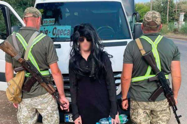На Одещині чоловік у жіночій сукні та перуці намагався перетнути кордон