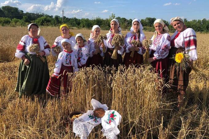У Великих Крушлинцях провели обрядову екскурсію: збирали трави, плели дідуха, дякували ЗСУ