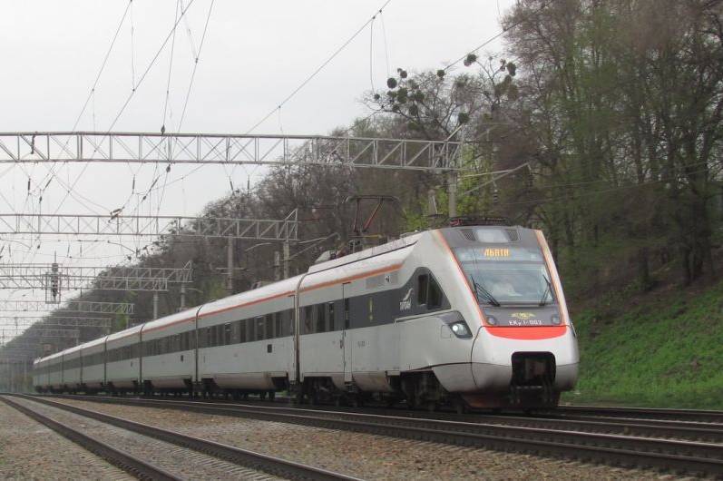Укрзалізниця призначила додаткові поїзди до 8 березня