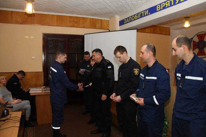 У Вінниці нагрудними знаками "За відвагу" нагородили п'ять рятувальників
