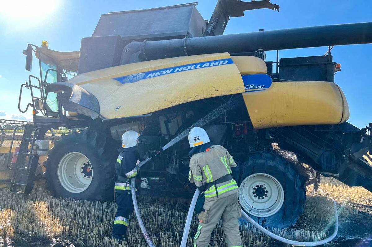 На Вінниччині під час збирання врожаю загорівся комбайн