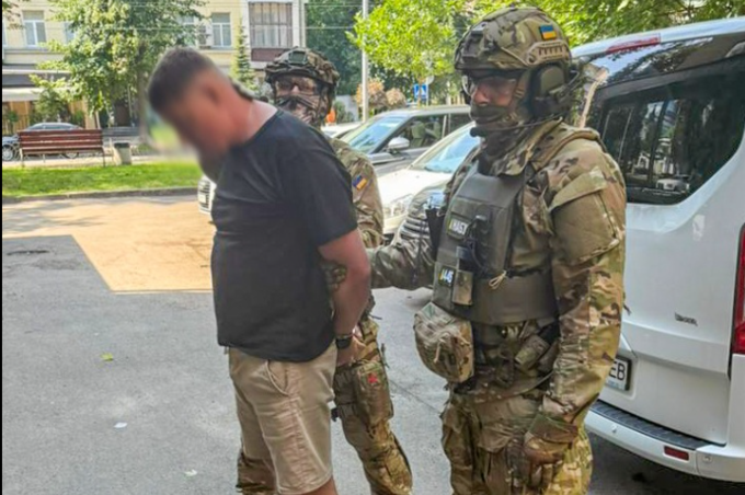 Гроші ЗСУ — собі в кишеню: НАБУ викрило посадовців, які наживалися на війні