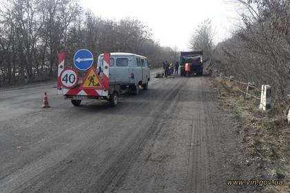На Вінниччині продовжуються роботи з аварійного ремонту доріг На Вінниччині продовжуються роботи з аварійного ремонту доріг