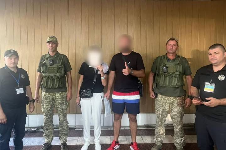 На кордоні зірвали чергову схему виїзду ухилянта: підозріле подружжя не пройшло перевірку