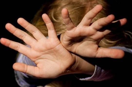 Катувала власну доньку за невиконане домашнє завдання 