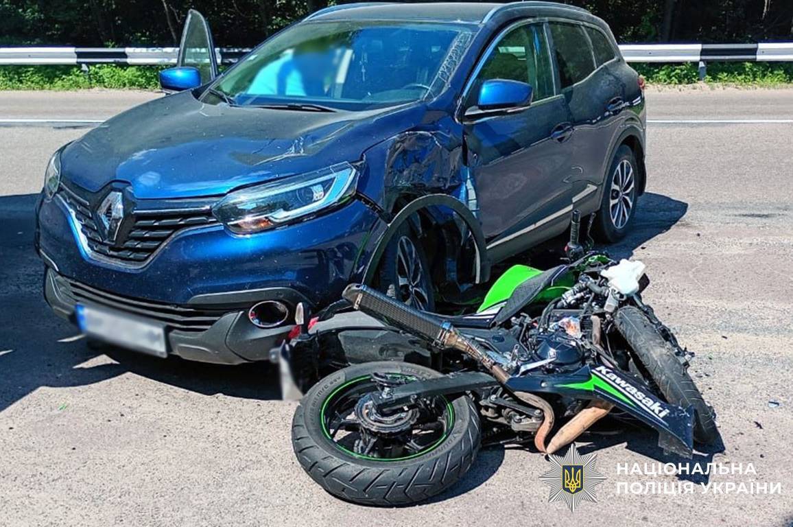 На Житомирщині мотоцикліст зіткнувся з автівкою, за кермом якої була вінничанка