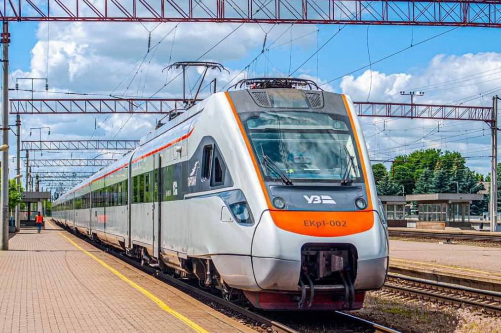 Укрзалізниця змінила графіки восьми поїздів через Вінниччину: деякі — аж до вересня