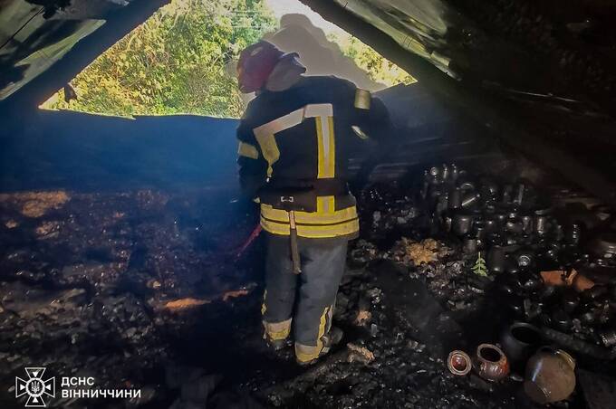 На Вінниччині за добу ліквідували три пожежі: вогонь спалахнув у будинку та сіннику