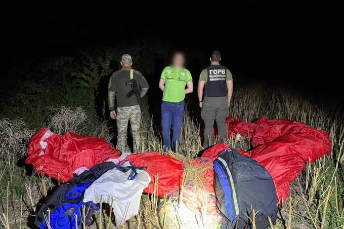 Прикордонники затримали чоловіка, який намагався перелетіти кордон на параплані 