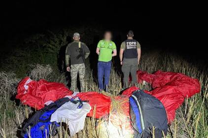 Прикордонники затримали чоловіка, який намагався перелетіти кордон на параплані 