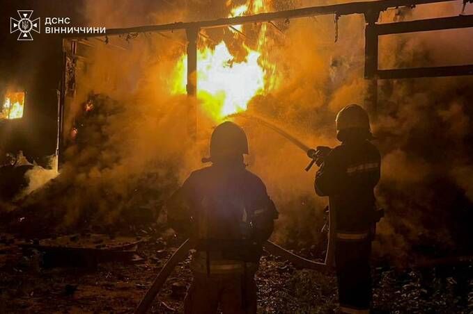 Горіла суха трава, господарчі будівлі та вантажівка з вугіллям: скільки пожеж виникло за добу