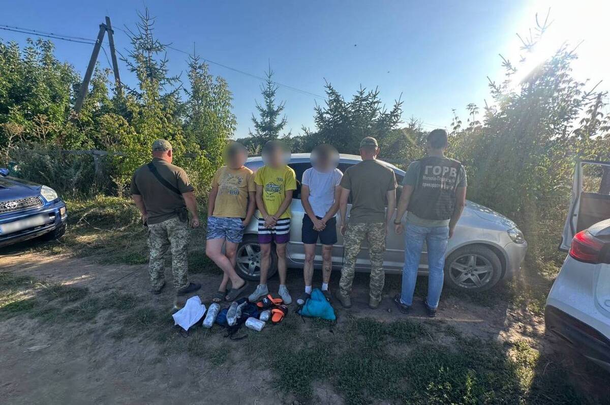 Вінничани намагалися переплисти Дністер і потрапили в пастку прикордонників